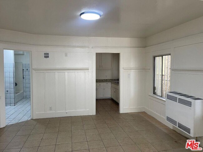 Building Photo - 708 W Vernon Ave