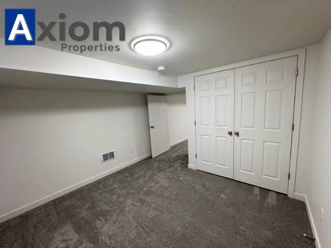 Building Photo - 906 E Elm-B