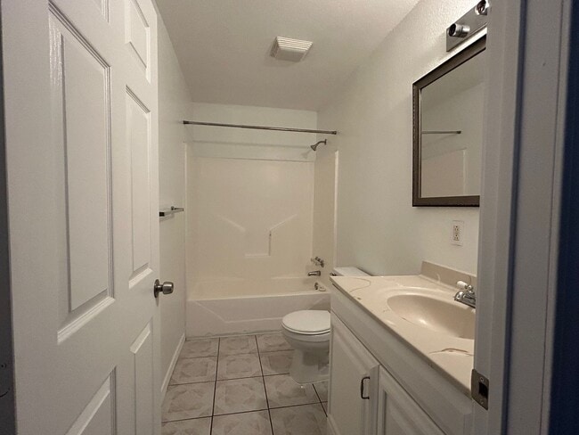 Building Photo - 2105 W Juniper St