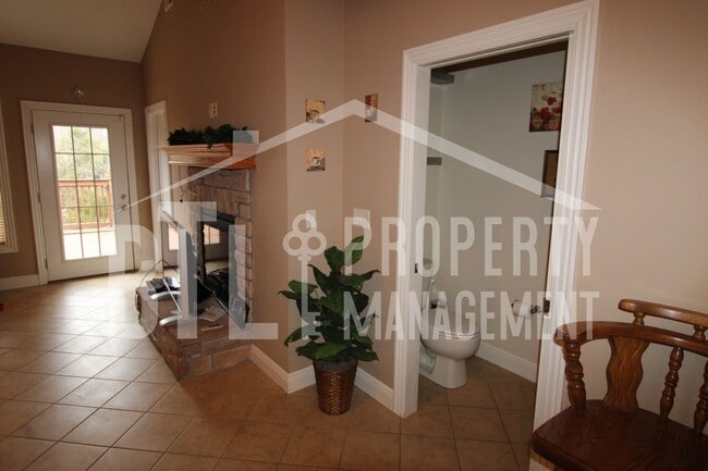 Building Photo - Beautiful 2 Bedroom Duplex with Loft!