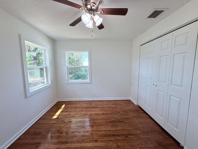 Building Photo - 3-Bedroom and 2-Bathroom with 1 Car Garage