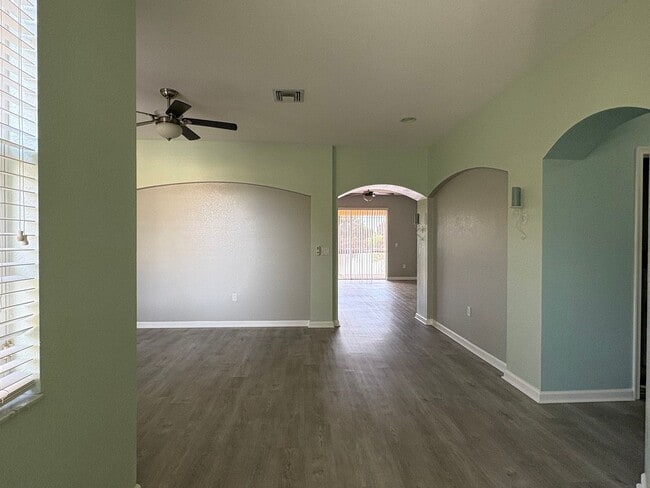 Building Photo - 3/2/1 Townhome in River Glen!