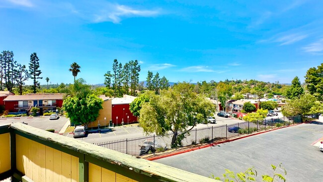 Building Photo - Darling, Upstairs, Corner-End Condo Unit i...