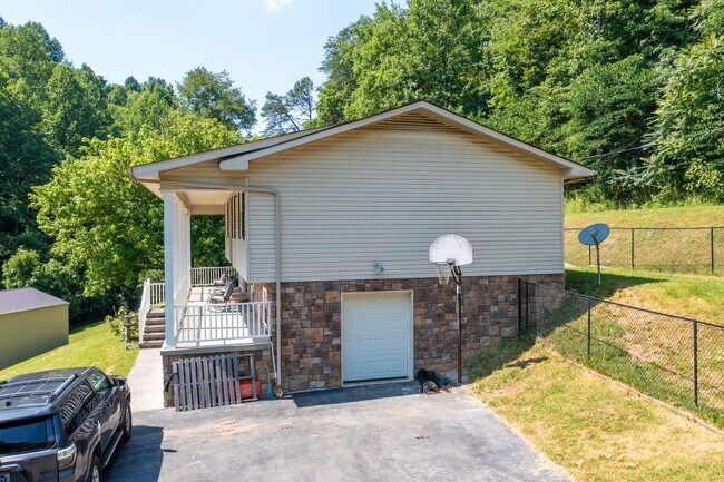 Building Photo - 3 br/ 2 bath home, private setting with garage/workshop