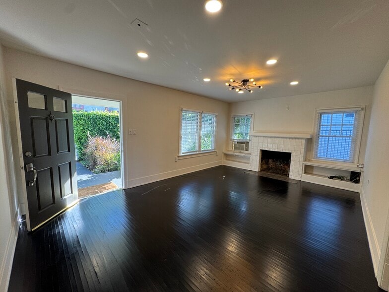 Building Photo - 849 N West Knoll Dr