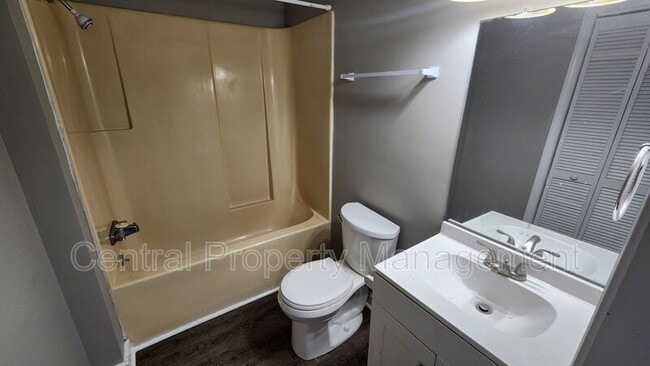 Building Photo - 300 Florence Dr