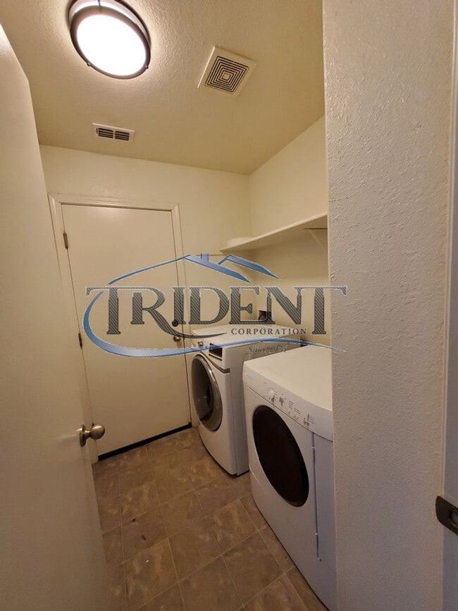 Building Photo - 3 bedroom bath near schools and parks