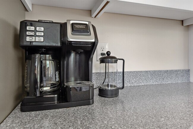 Building Photo - 10 James Dr