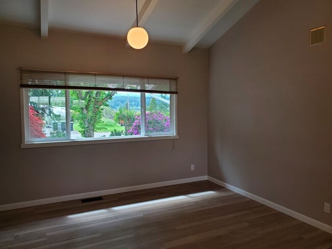 Building Photo - Modern Upgraded 3 bedroom Rambler