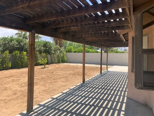 Building Photo - Four Bedroom Home with Utilities included!