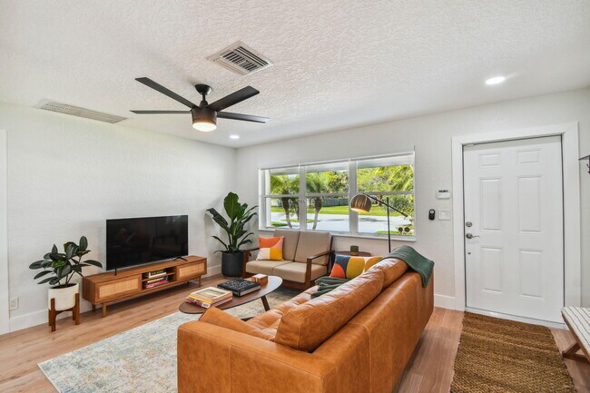 Building Photo - 702 NE 10th Ave