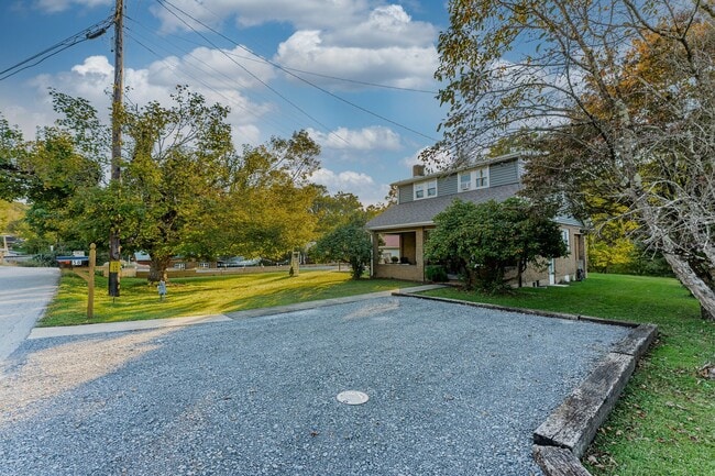 Building Photo - 58 Levels Rd