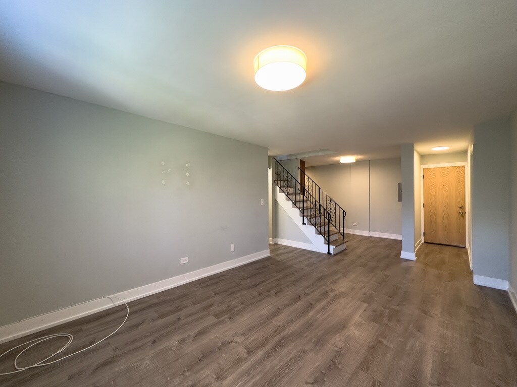 Building Photo - 450 W Barry Ave