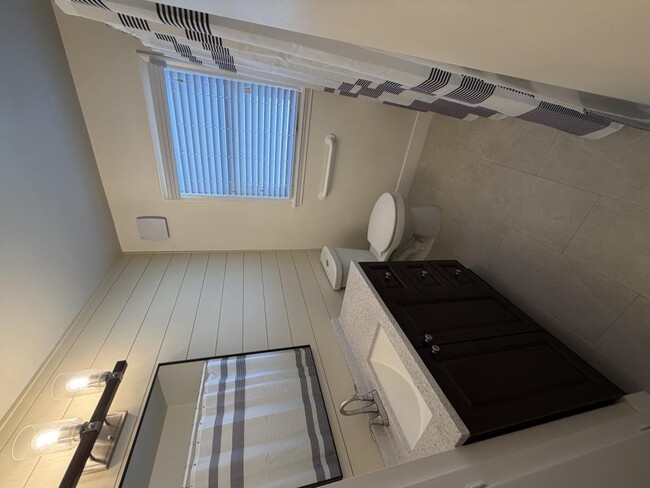 Building Photo - 721 Robins Ave