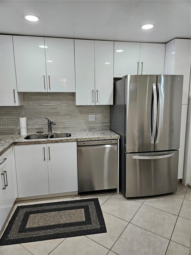 Building Photo - 330 SE 2nd St