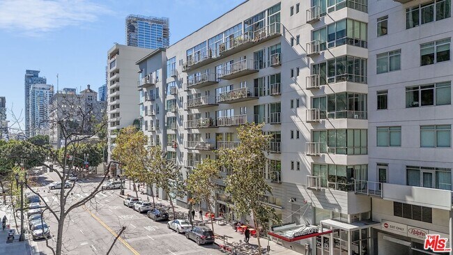 Building Photo - 645 W 9th St