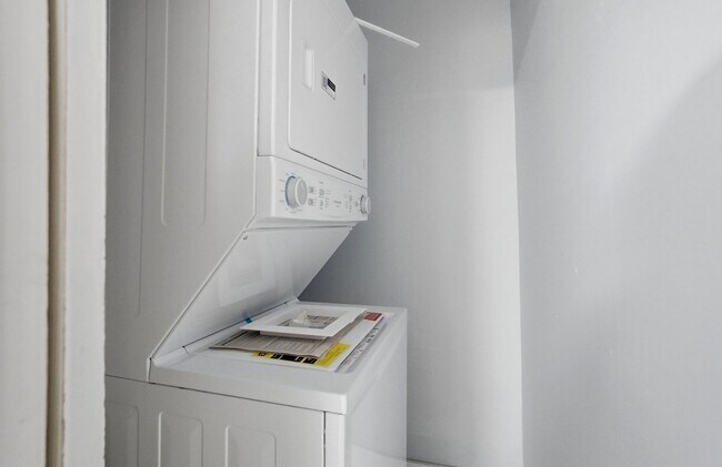 Building Photo - 44 5 Oaks Ave