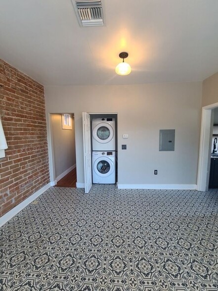 Building Photo - 710 N 6th Ave