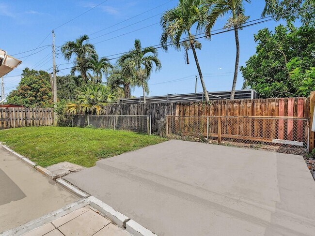 Building Photo - 6661 Meade St