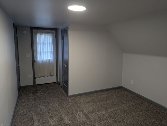 Building Photo - Complete New Remodel: cozy, 1-bedroom apt w/all new kitchen and bath, overlooking Mill Run