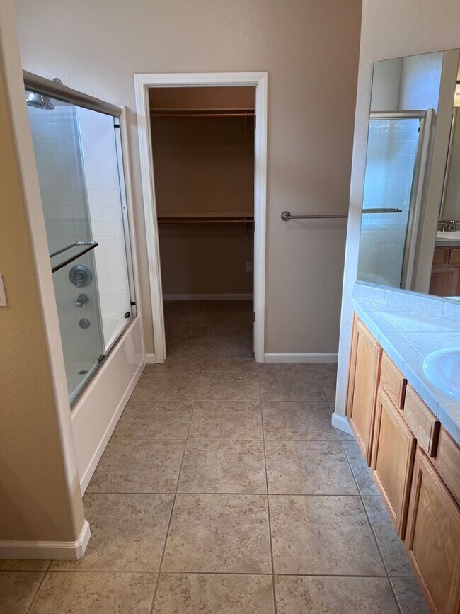 Building Photo - 3 bedroom, 2 bathroom house located in the desirable neighborhood