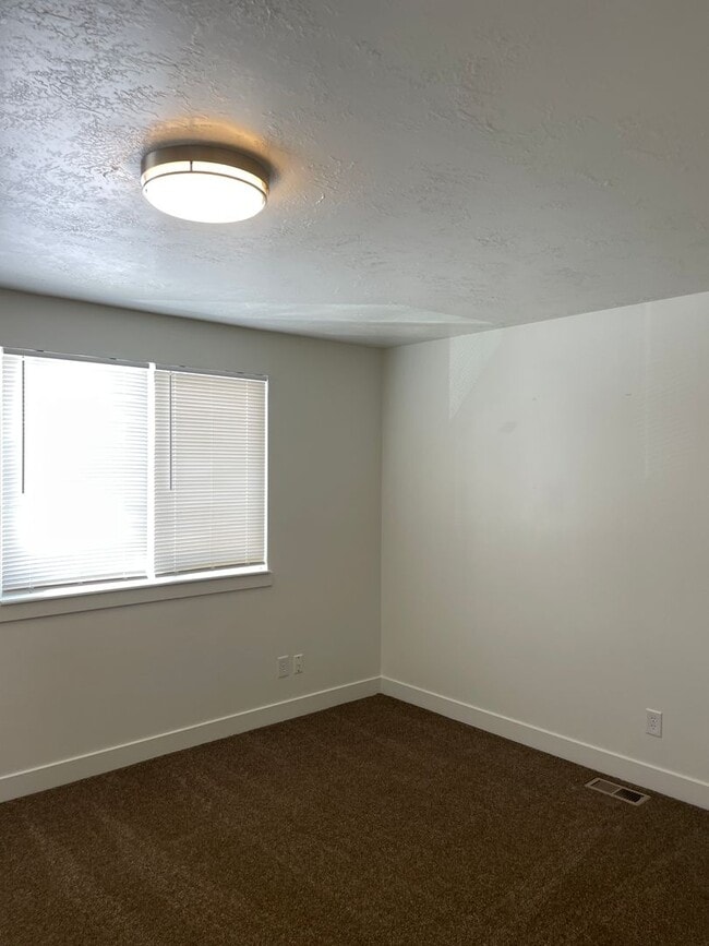 Building Photo - Twin Home with a 3-bedroom 1.5 Bath and Fenced Backyard