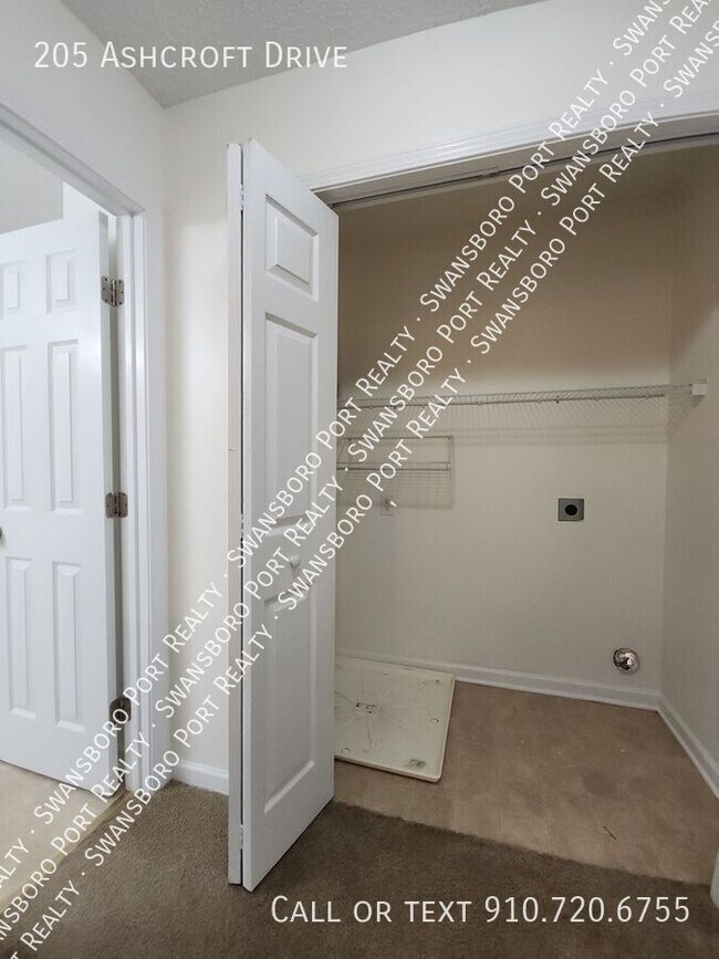 Building Photo - 205 Ashcroft Dr