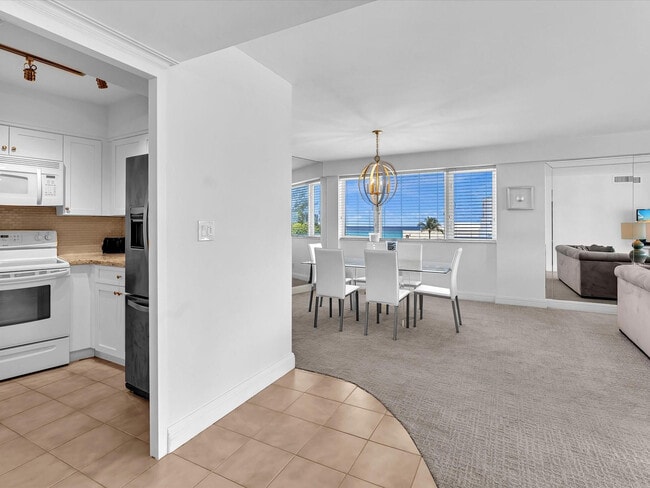 Building Photo - 3000 Holiday Dr