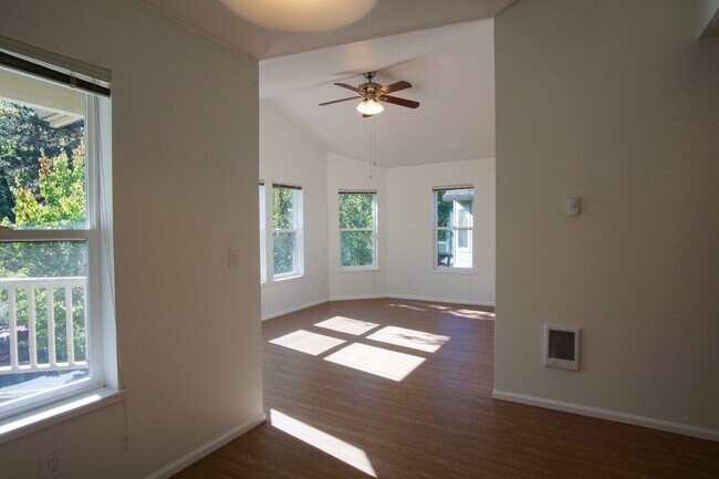 Building Photo - $250 OFF!! Lair Hill-Spacious & Updated 2-...