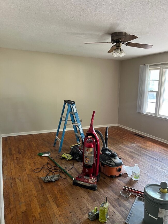 Building Photo - 3 bedroom/2 bath house close to KU with washer/dryer