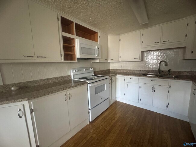 Building Photo - 1113 Humes Ave NE