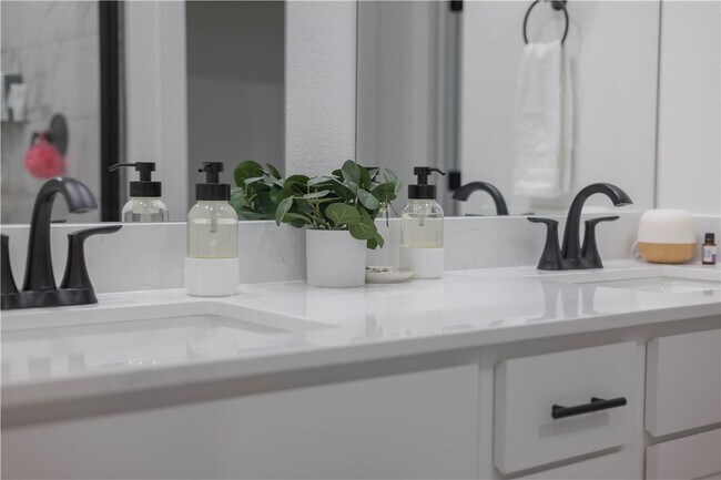 Building Photo - 112 S Broyles Ave