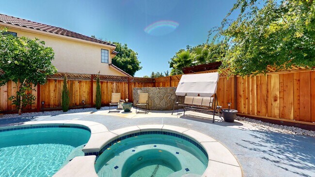 Building Photo - 490 Silvertail Pl