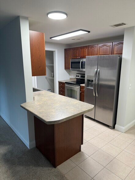 Building Photo - 16 Crestview Cir