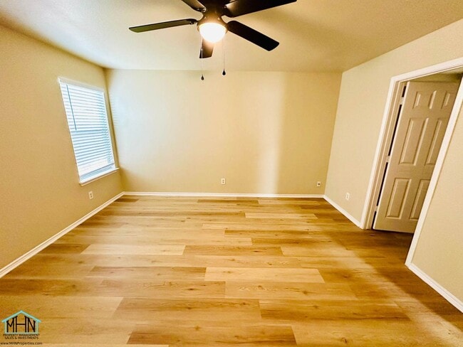 Building Photo - Big & Beautiful 5 bed/3.5 bath 2 Story hom...