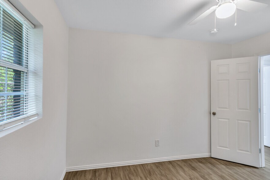 Building Photo - 901 Bessie St