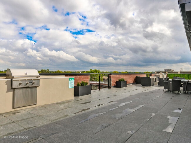 Building Photo - 2801 N Thatcher Ave