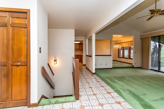 Building Photo - Charming home with Golf Course Views!!!