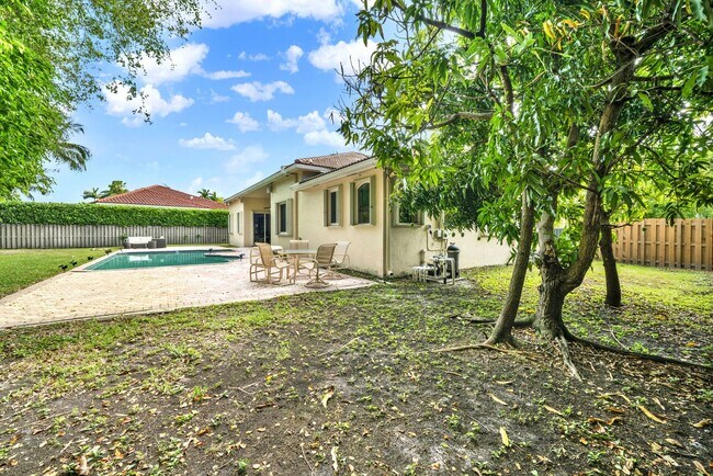 Building Photo - Elegant 4-Bedroom Pool Home in Exclusive G...