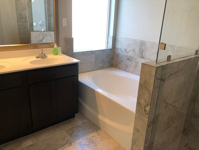 Building Photo - 825 Whitebrush Dr