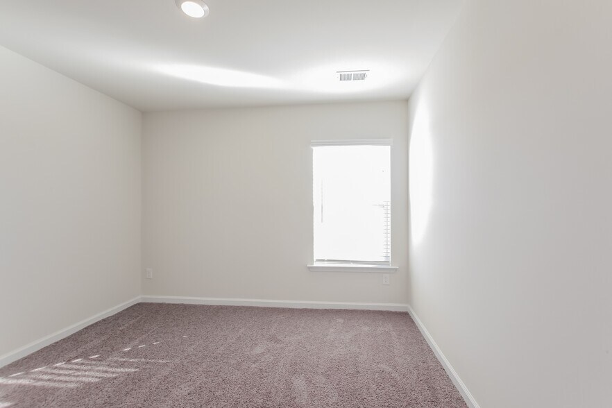 Building Photo - 135 King Buck Dr