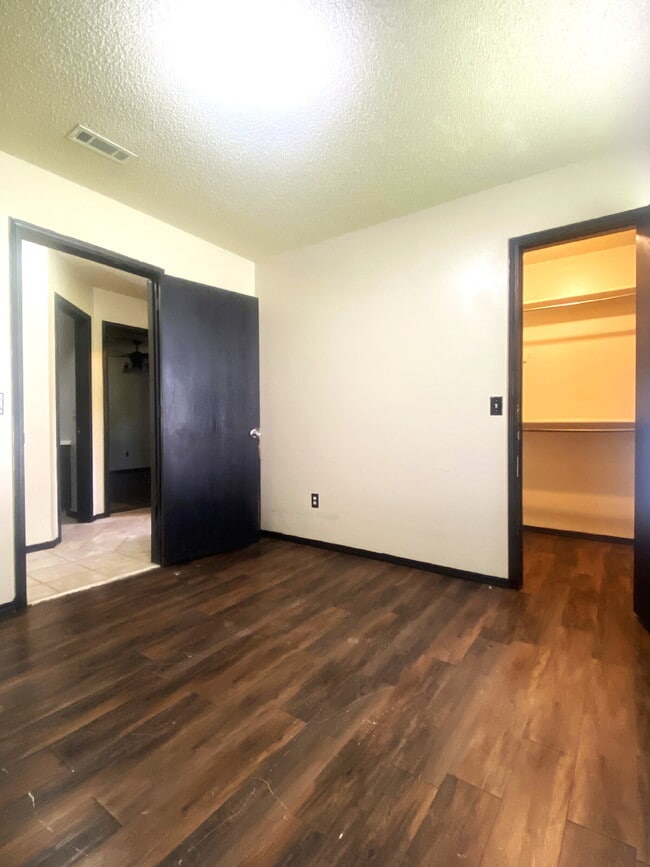 Building Photo - "Cozy 3-Bed, 2-Bath Duplex Retreat with 11...