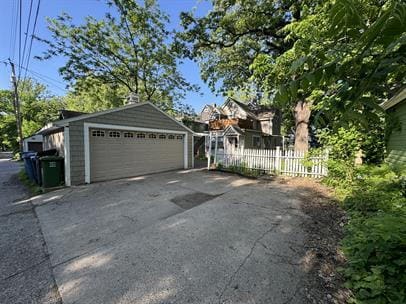 Building Photo - "Cozy 1-Bedroom Retreat in Minneapolis - Your Perfect Upper-Level Haven!"