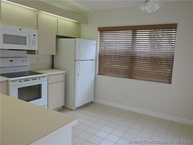 Building Photo - 2865 SW Lakemont Pl