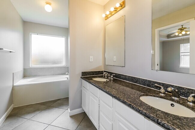 Building Photo - 6207 Hampton Oak Ct