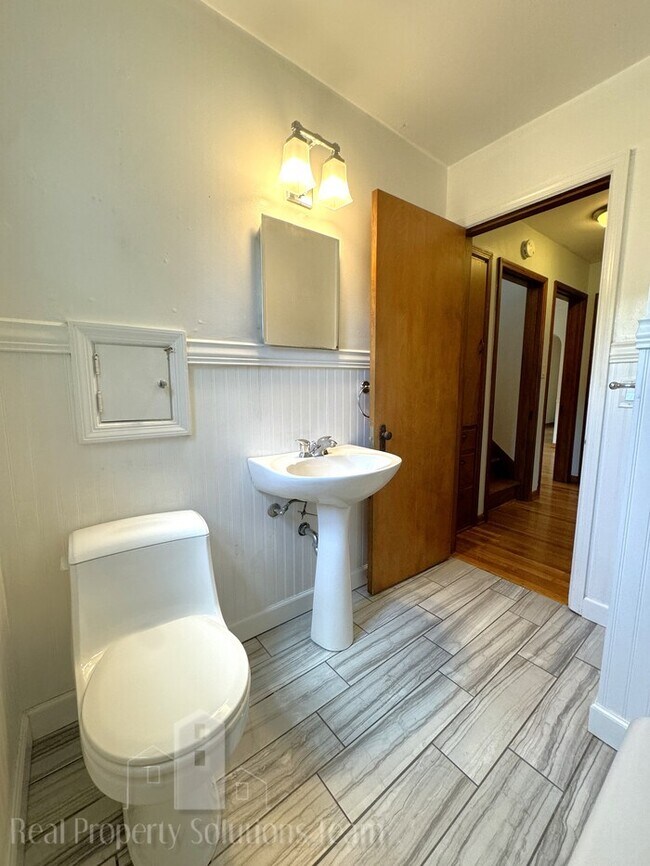 Building Photo - Beautiful home in Clintonville