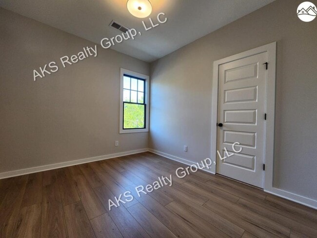 Building Photo - 1202 Windsor Sq