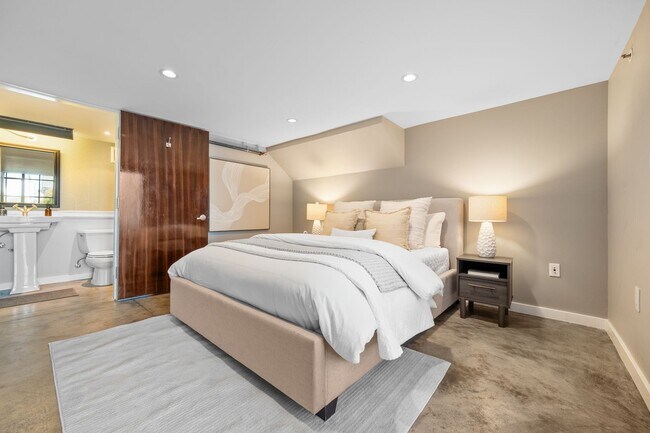 Building Photo - Spacious 2br loft with in-unit laundry and...