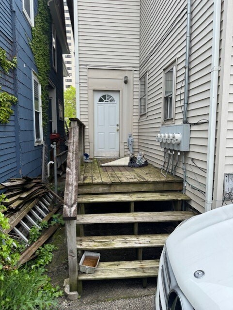 Building Photo - 1627 N Farwell Ave