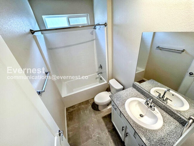 Building Photo - 3 Bed, 2 Bath Home with Fenced Yard & Garage / Available Now!